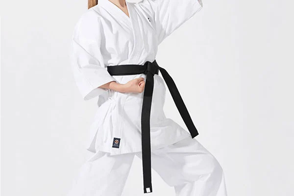 A karate felszerelések a precíziós és ellenőrzött érintkezésre összpontosítanak