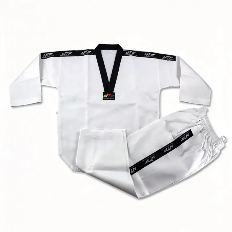 Taekwondo egyenruha csíkkal